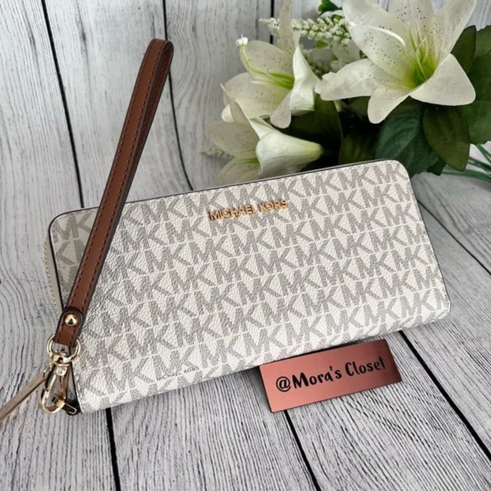 🦋Michael Kors Large Continental Wallet/Wristlet Vanilla
